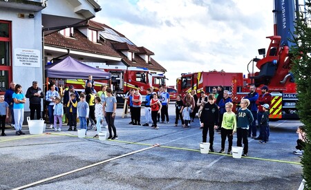 Ekipi pionirjev gasilcev pred začetkom tekmovanja